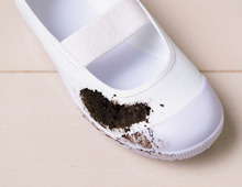 水は絶対にNG！〈ドロ汚れ〉をキレイにしっかり落とす正しい手順7つ。白スニーカーや上履きがスッキリ♪