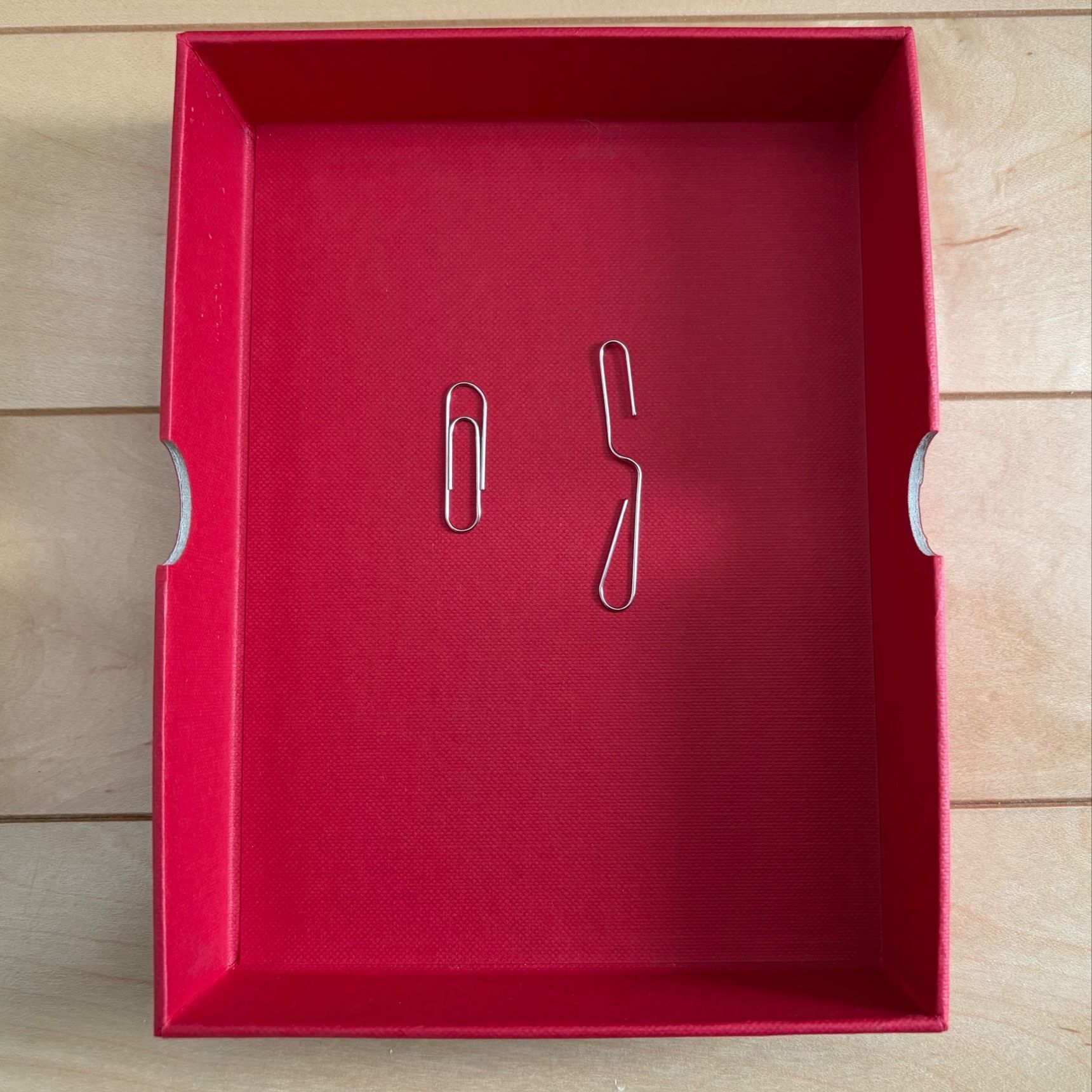 クリップをS字フックのような形に曲げて、シェードフレーム（骨組み）に引っ掛けるだけ。