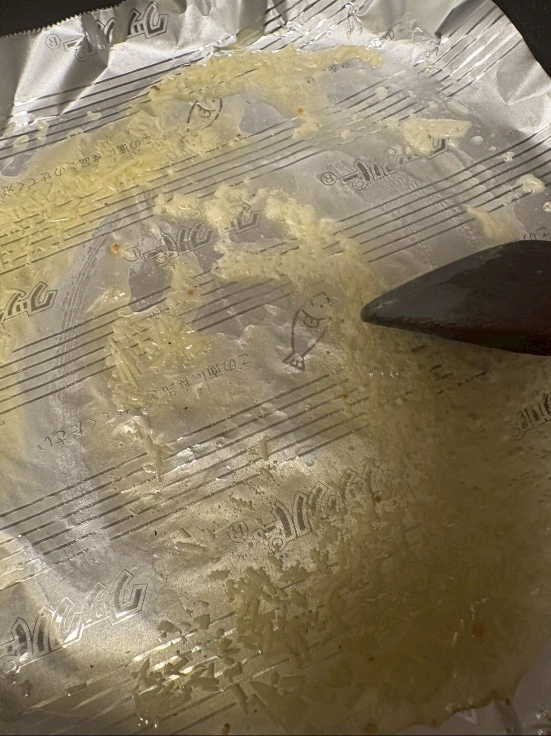 フライパンにオリーブオイルを入れてにんにくのみじん切りを炒めます。