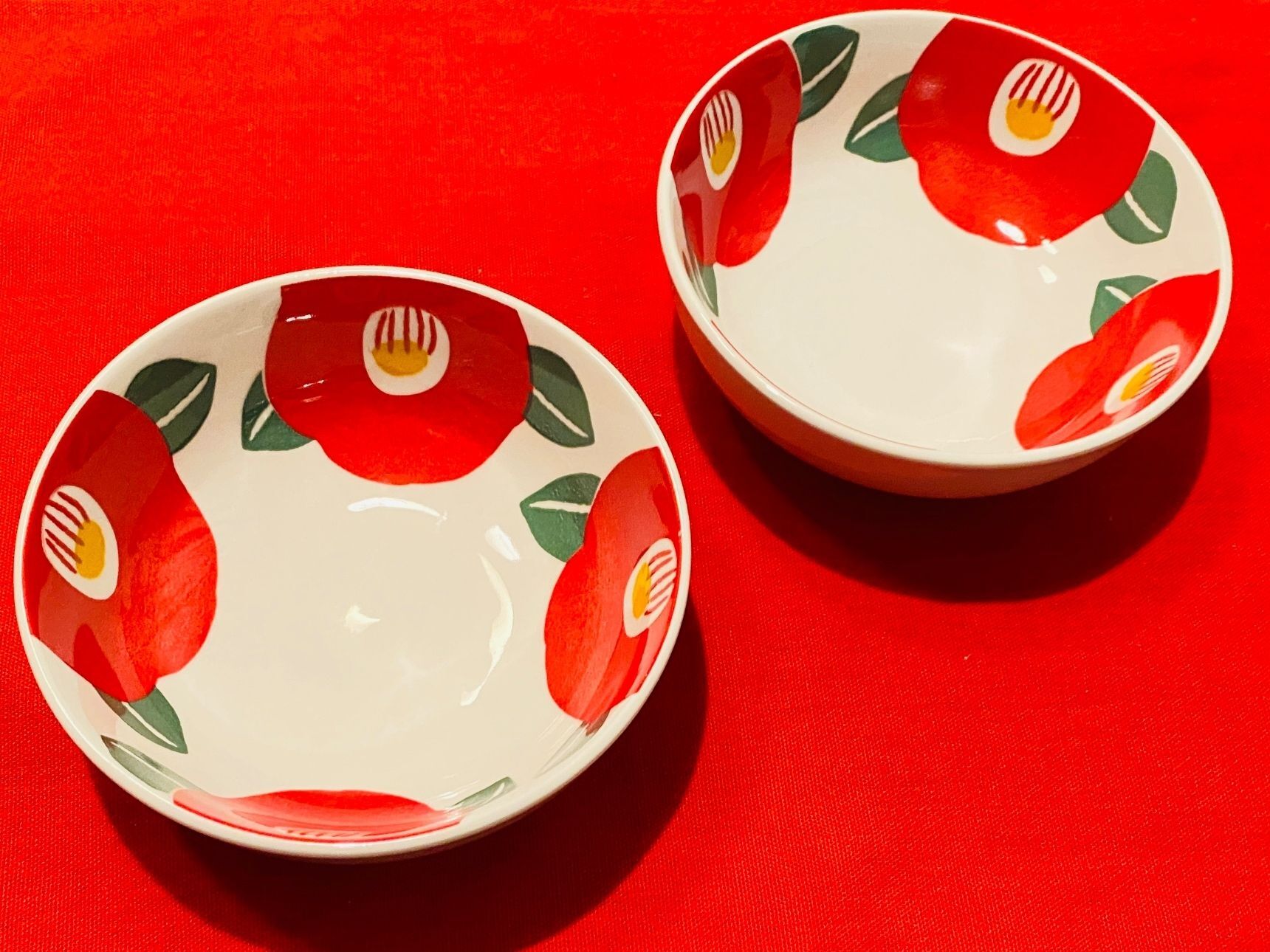 おすすめ！冬の食卓がグンと引き立つ椿柄小鉢