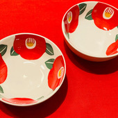 おすすめ！冬の食卓がグンと引き立つ椿柄小鉢
