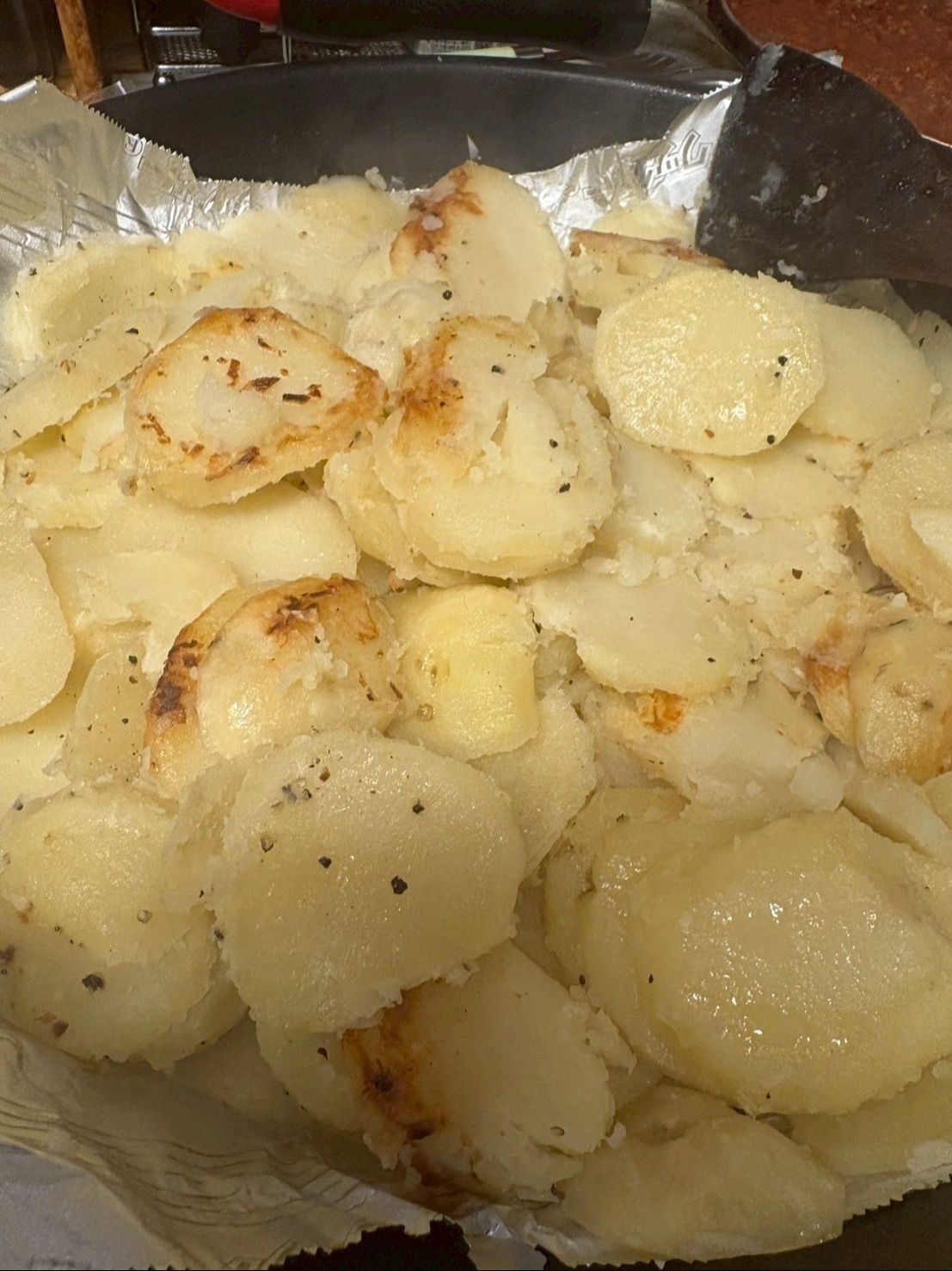 レンチンしたジャガイモを加えて塩コショウでしっかり炒め合わせます。