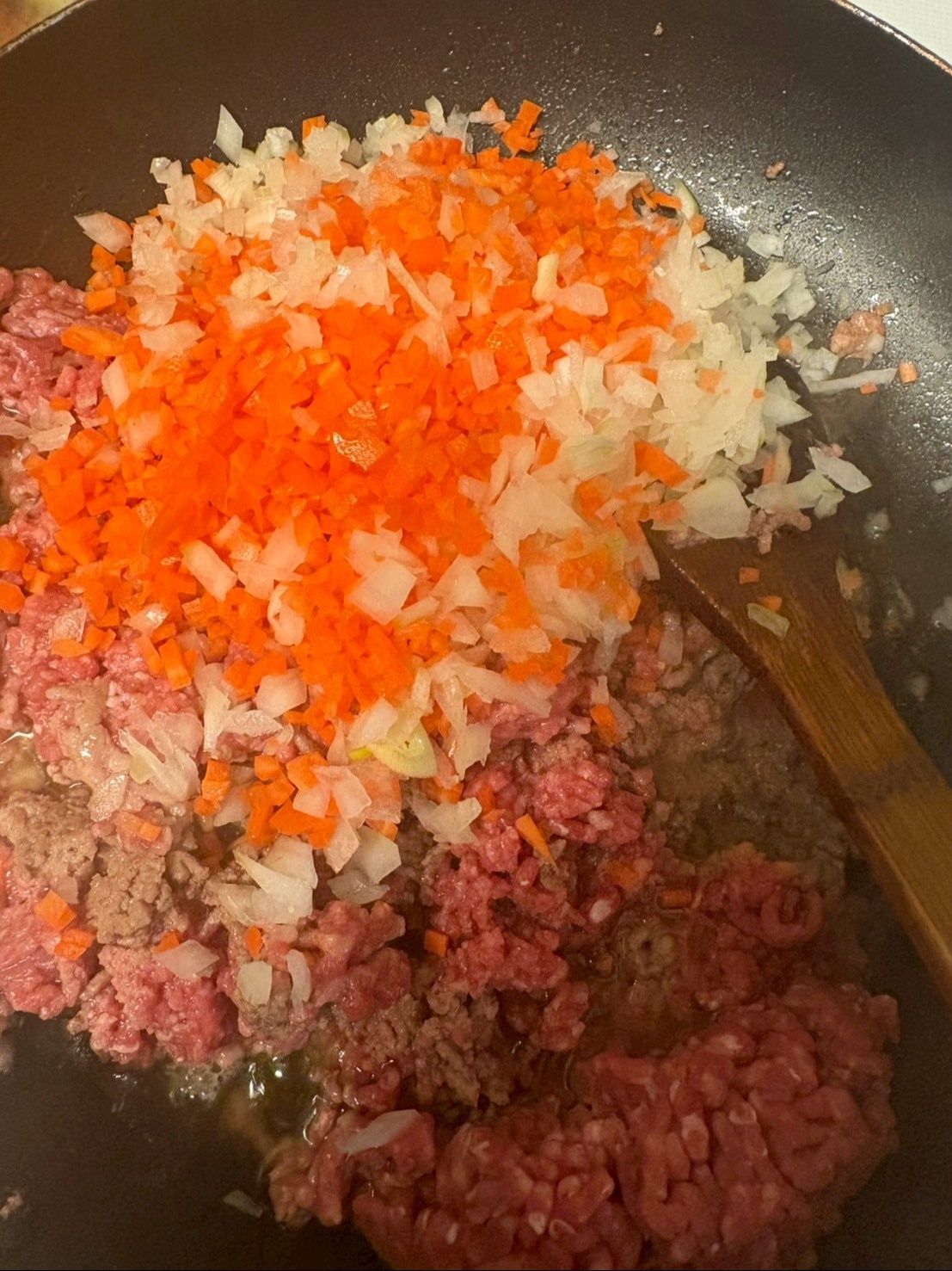 玉ねぎと人参のみじん切りを加え良く炒めてください。