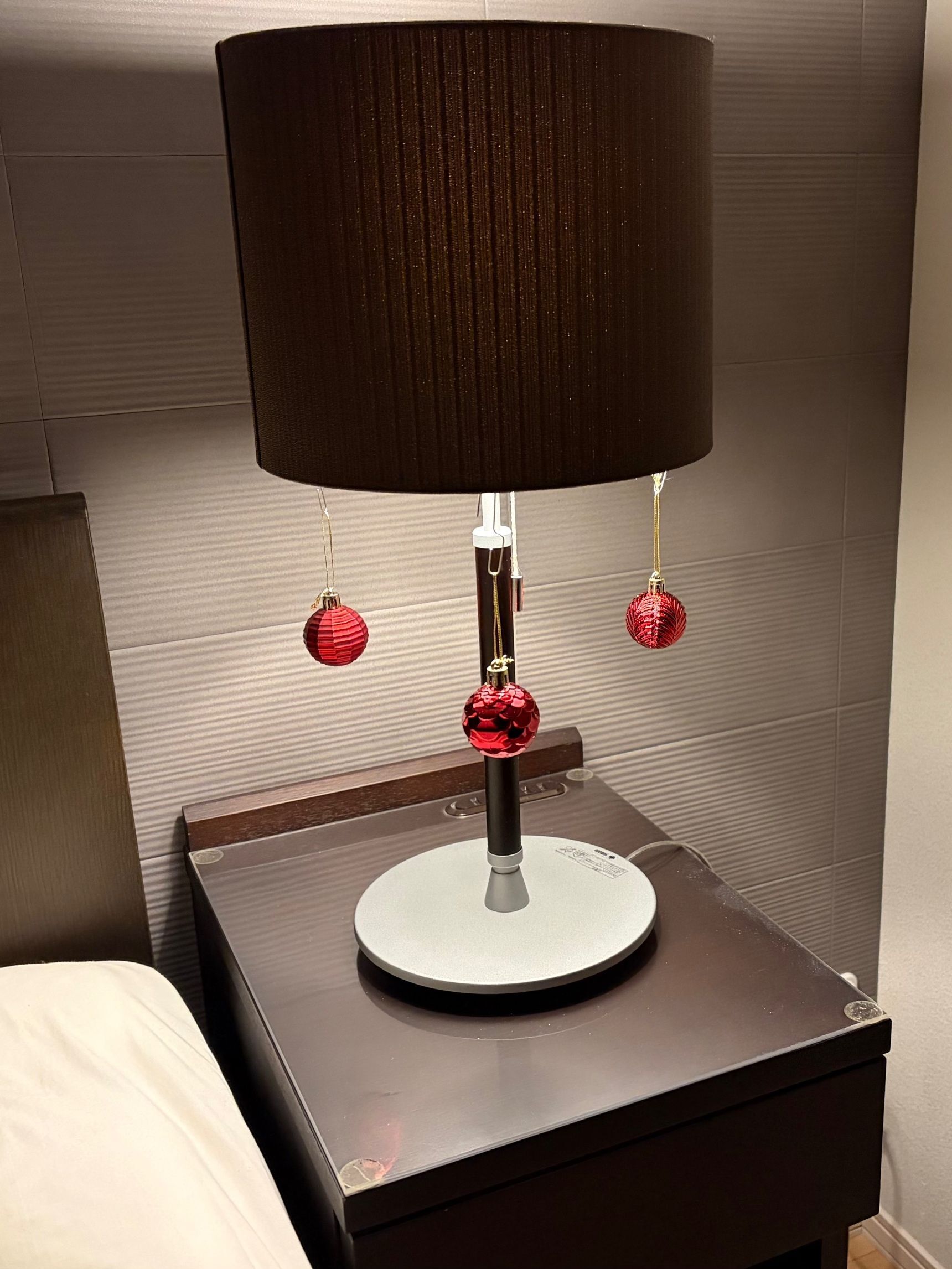 照明スタンドにオーナメントを下げる時は、クリップを活用しました。