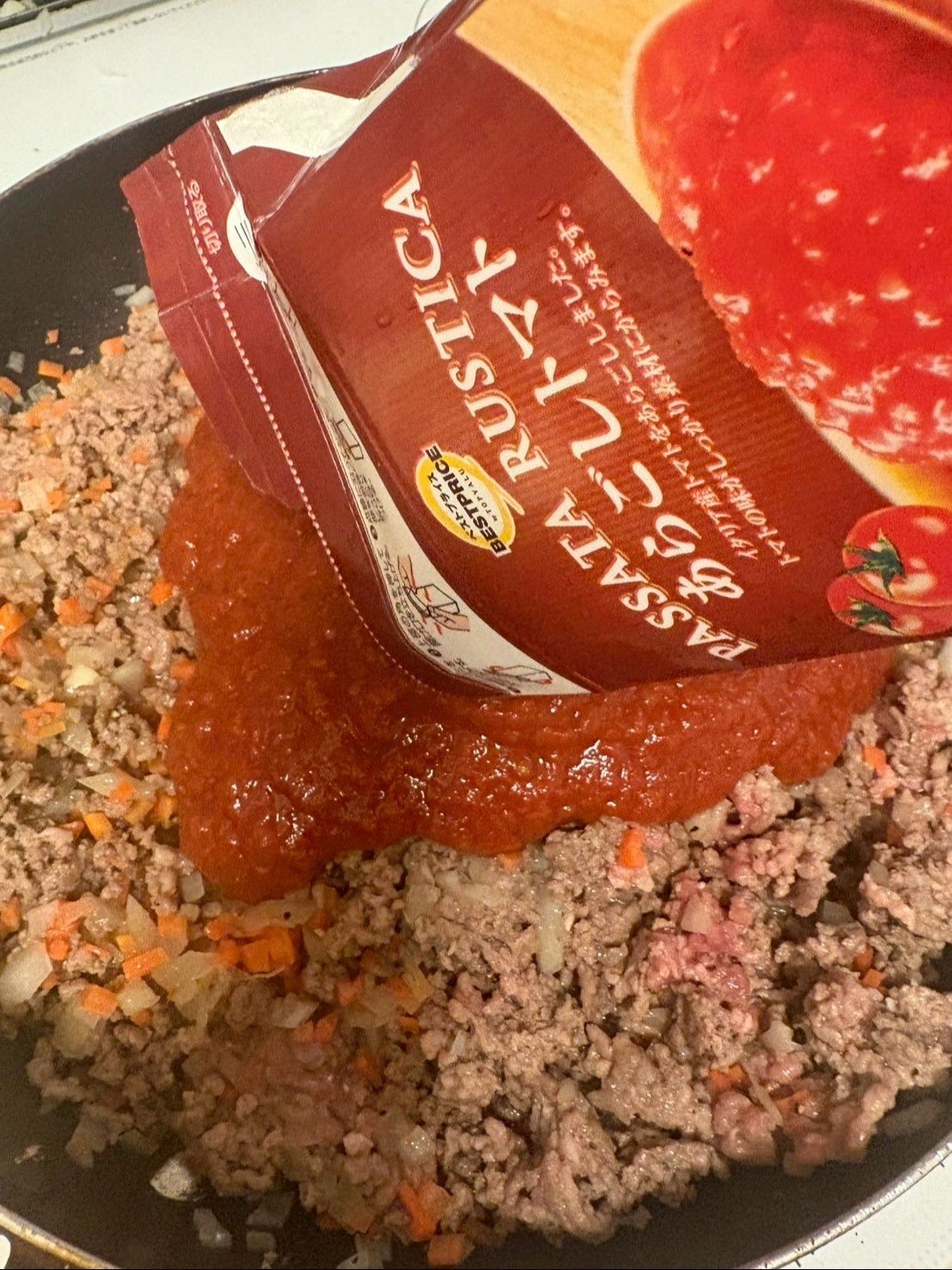 粗ごしトマト2パック投入！ことこと煮込みます。