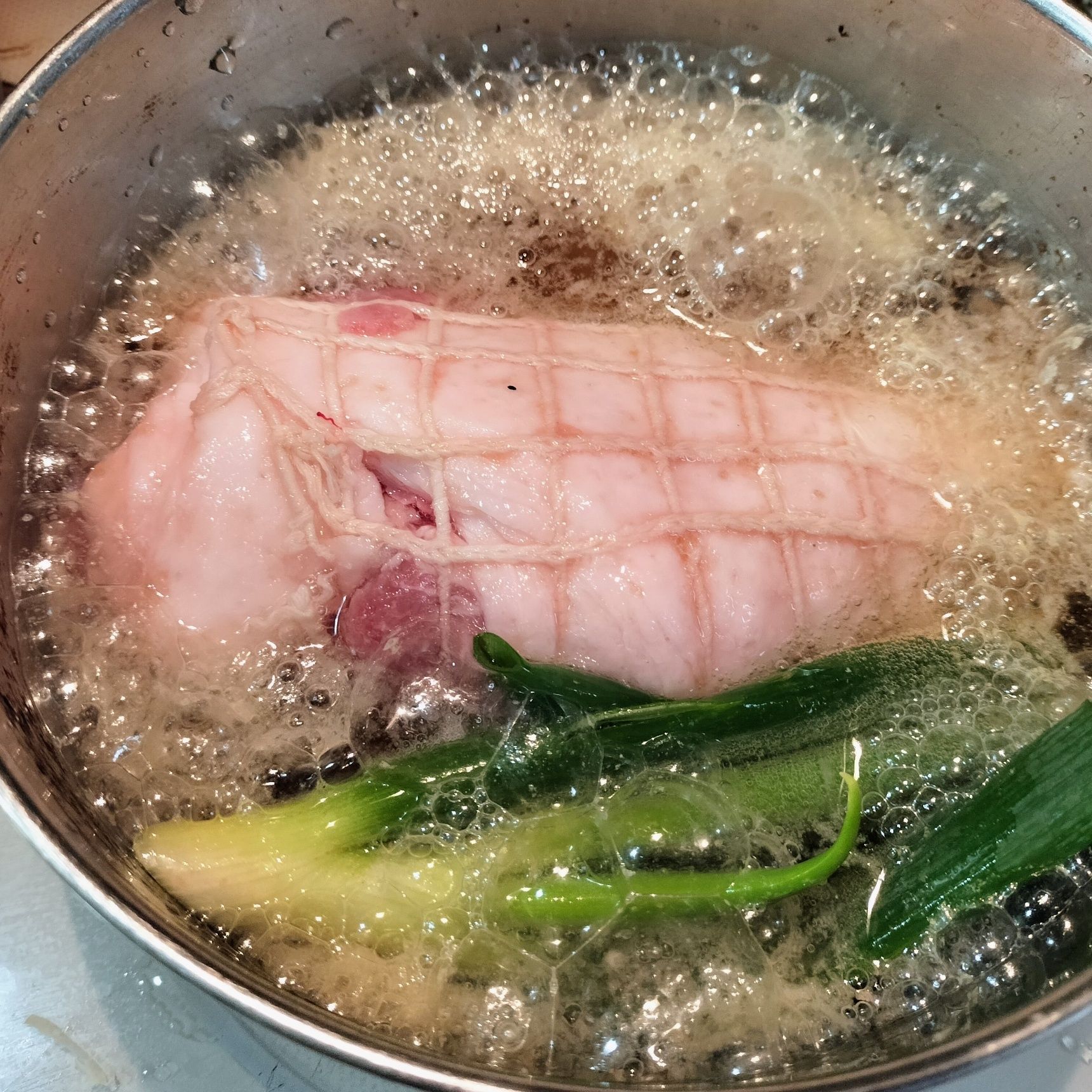 3.焼酎サワーを入れて、ひと煮立ちさせる