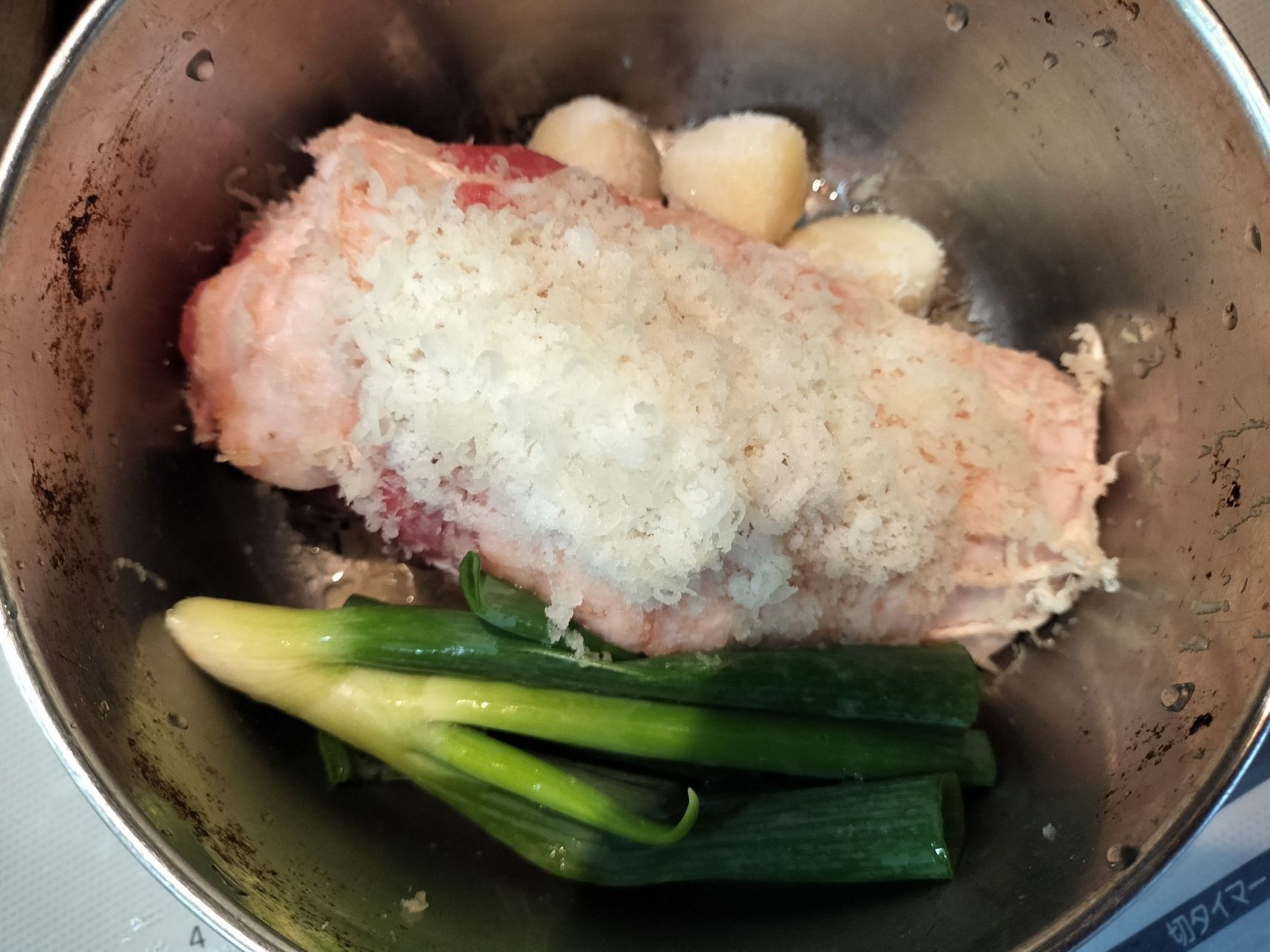 2.鍋に、手順1の豚肉と材料●を入れる→30分程放置