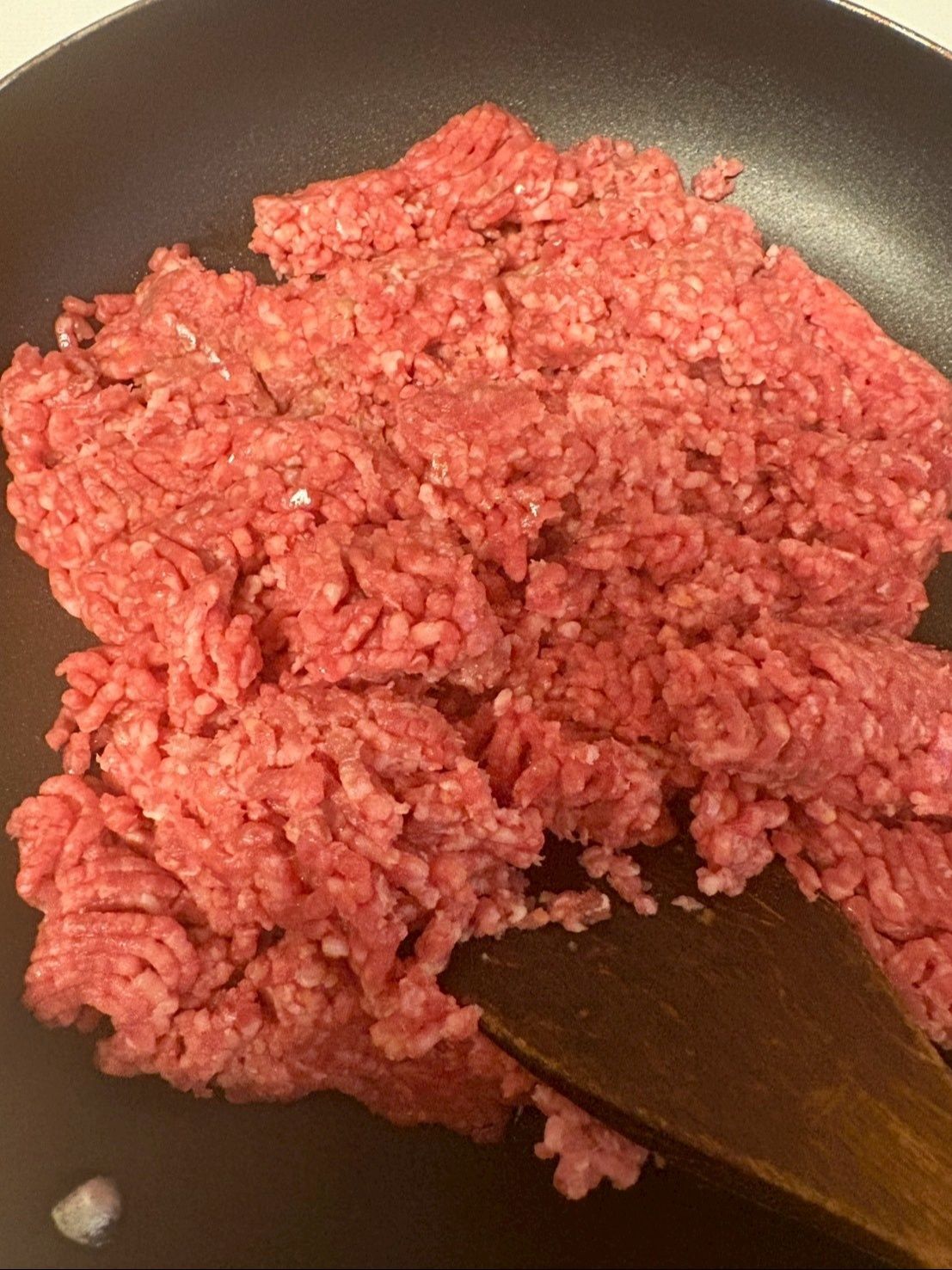 挽肉は油をひかずによく炒めます。
