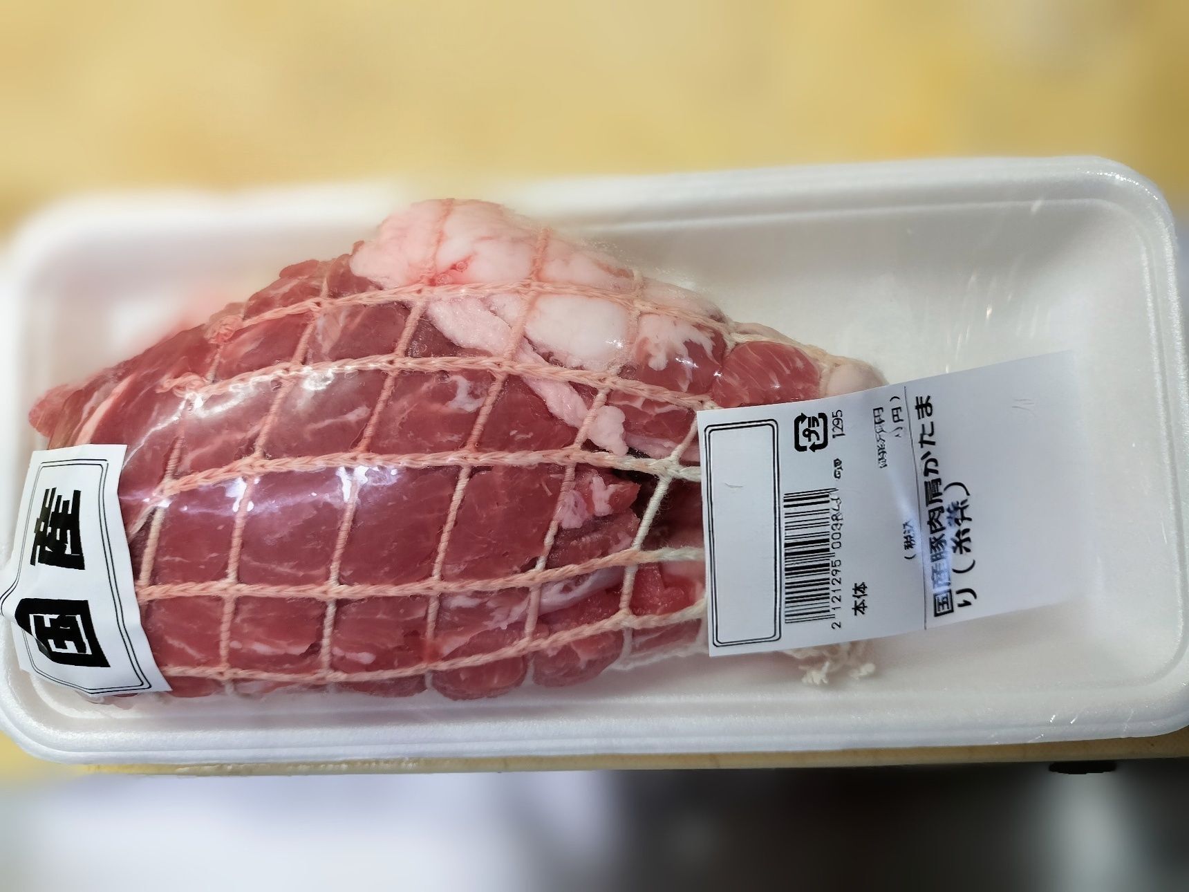 1.豚肉の全面に竹串で穴を開け、てんさい糖をすり込む