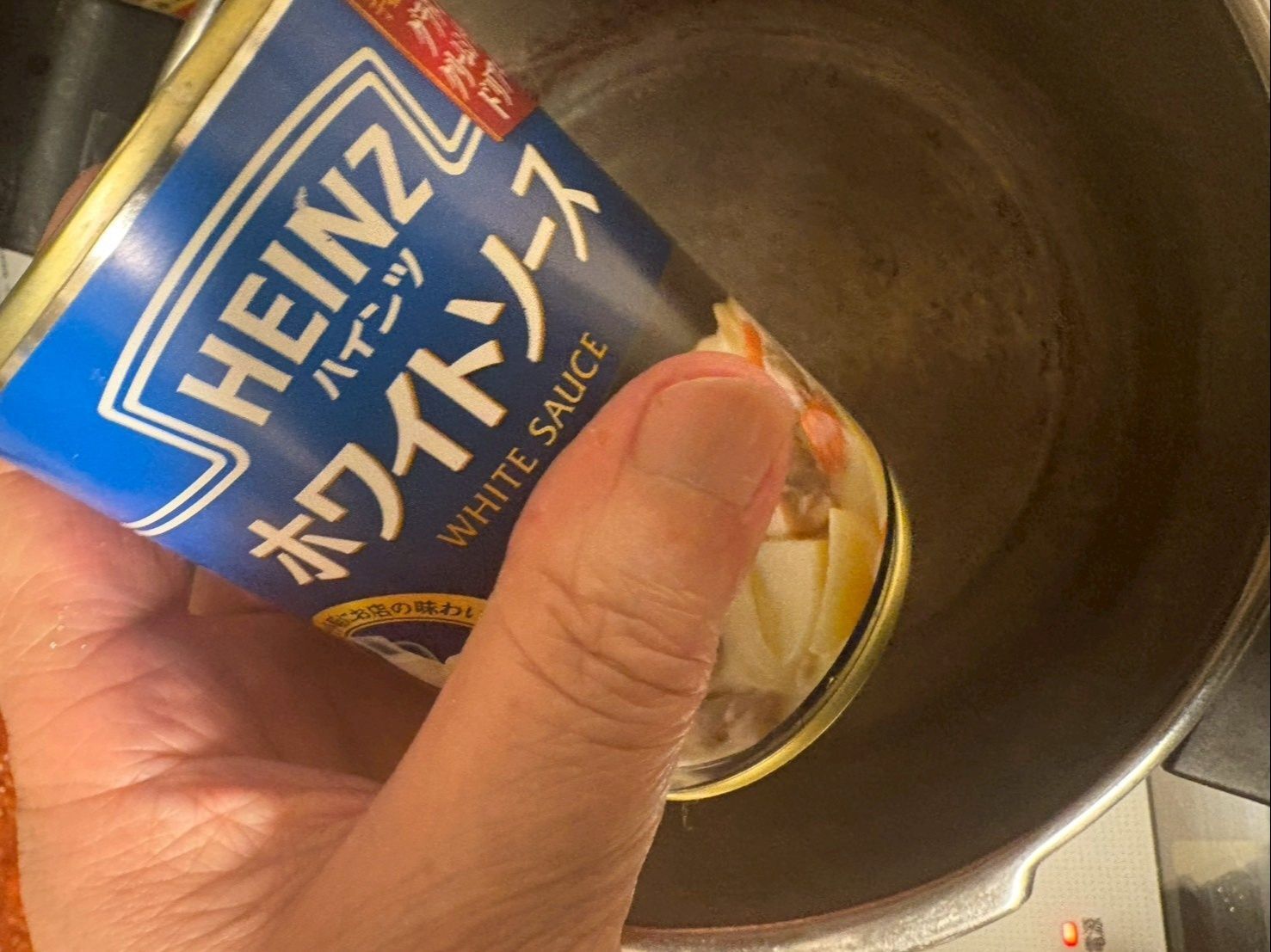 ホワイトソースは缶詰め1個を生クリーム1パックで溶くだけです。