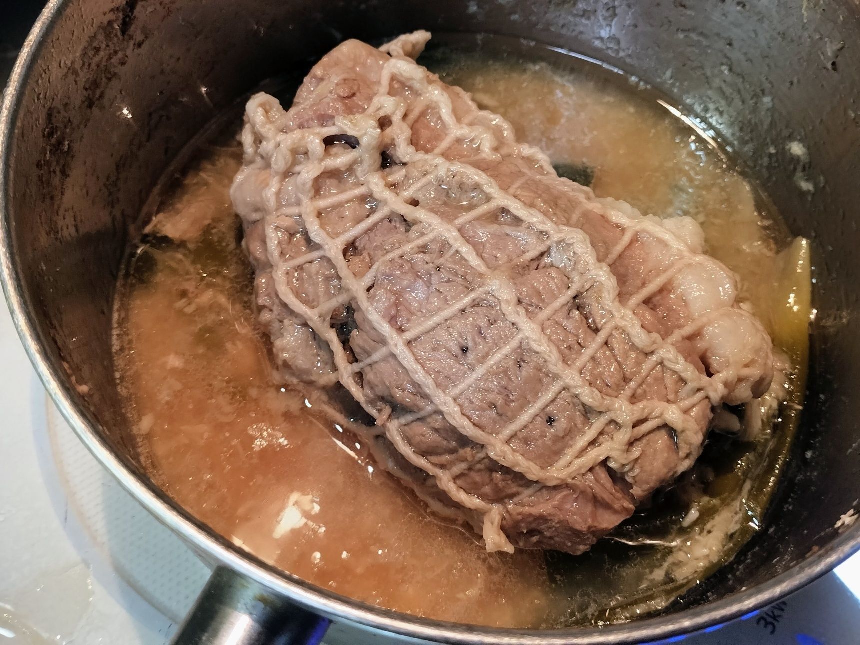 4.蓋をして、弱火で1時間30分程煮る（竹串を刺してみて、肉汁が透明になっていればOK）