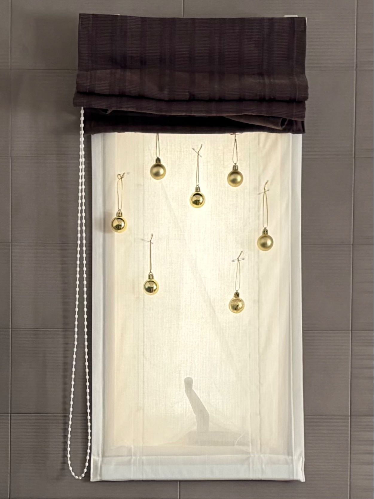 カーテンにオーナメントをつける時は、安全ピンを使います。