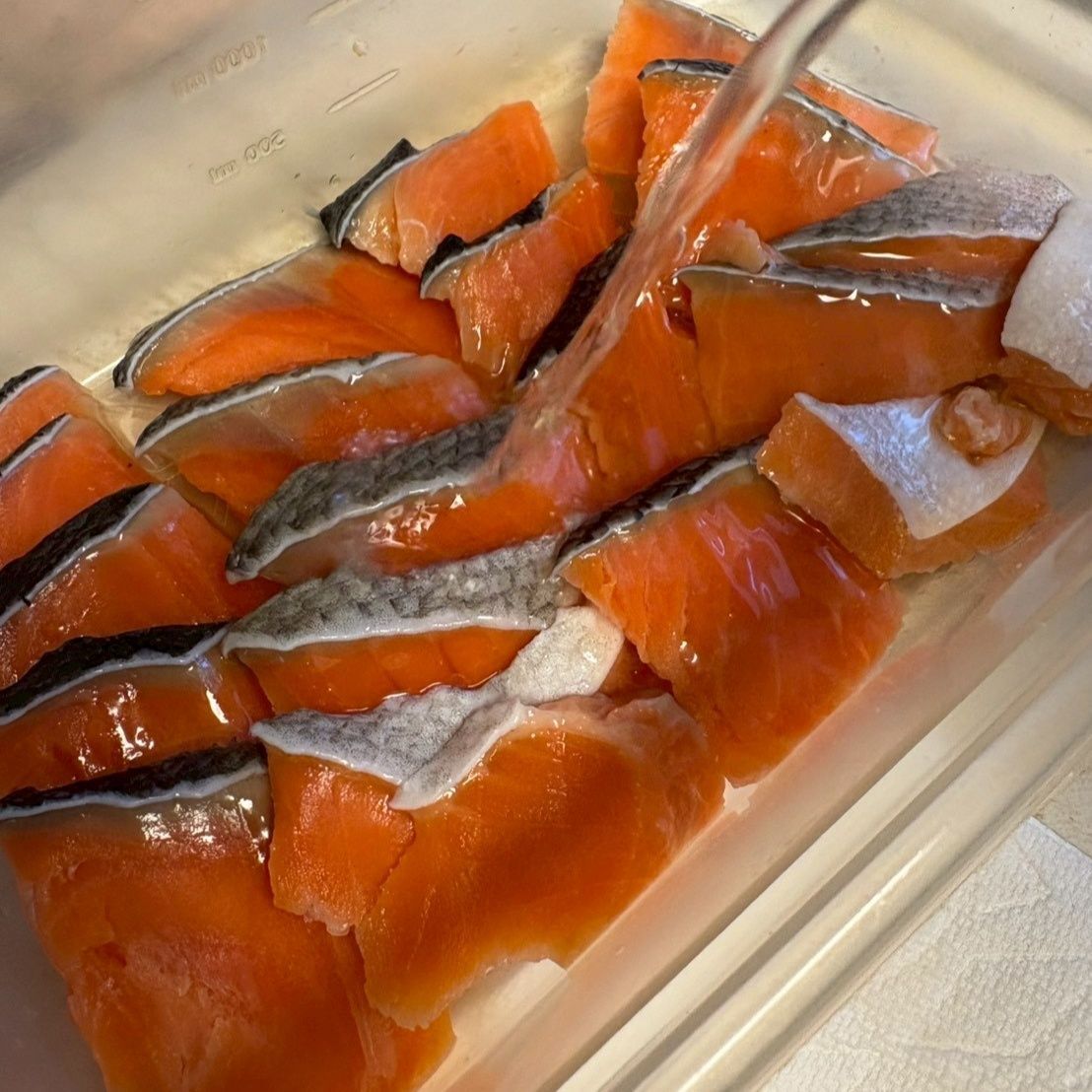 容器に重ねながら調味酢をかけていきます。