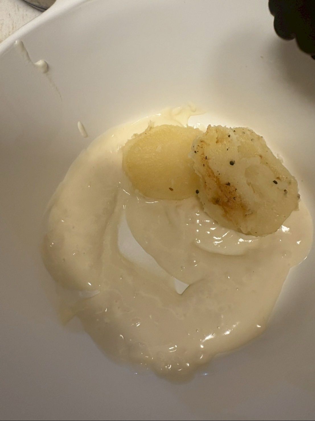 キャセロールにホワイトソースを入れた上に焼いたポテトを並べます。