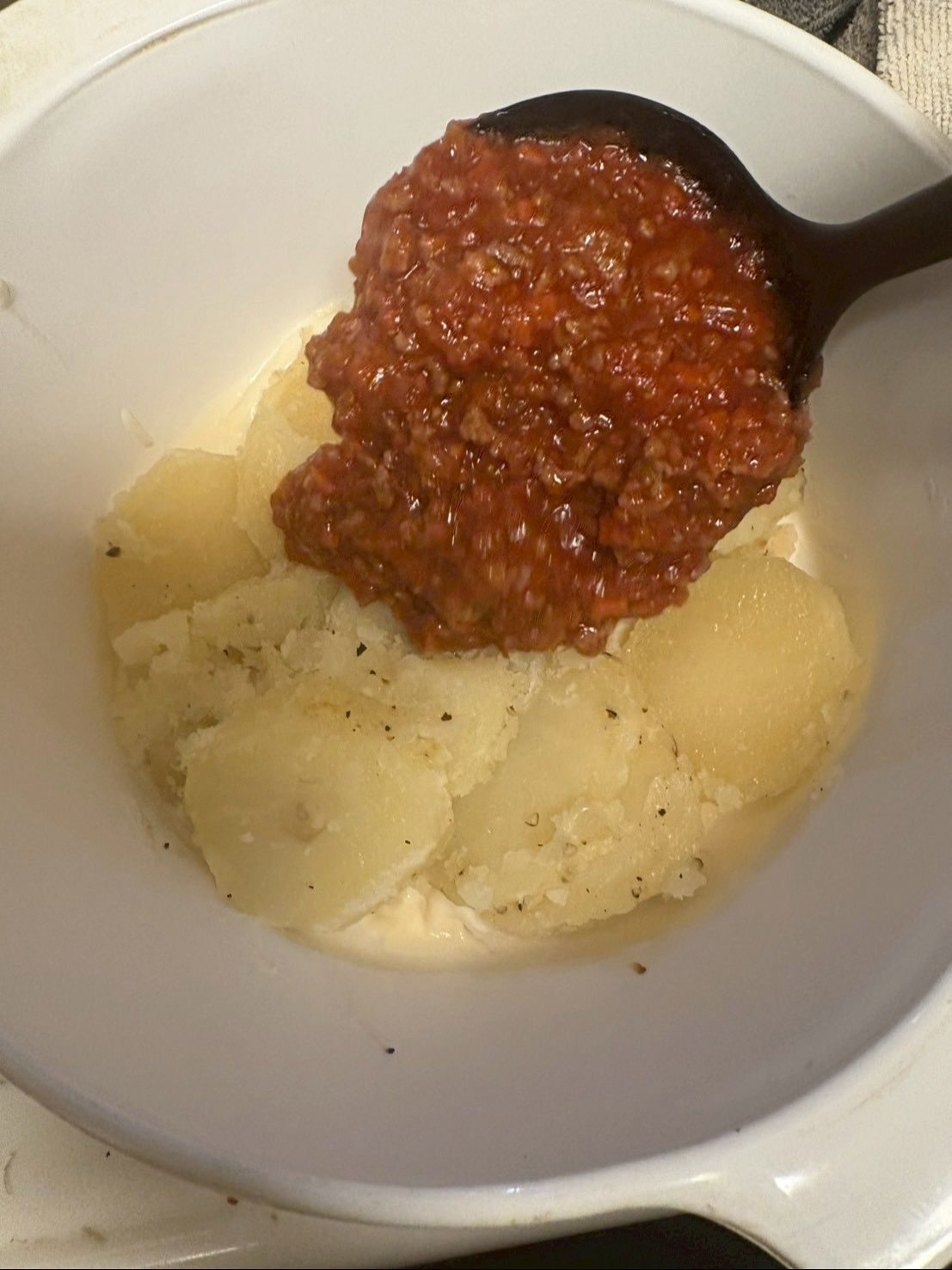 特製ミートソースを上にかけます。