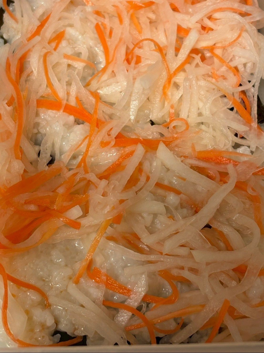 昆布の上にご飯、大根人参を乗せます。