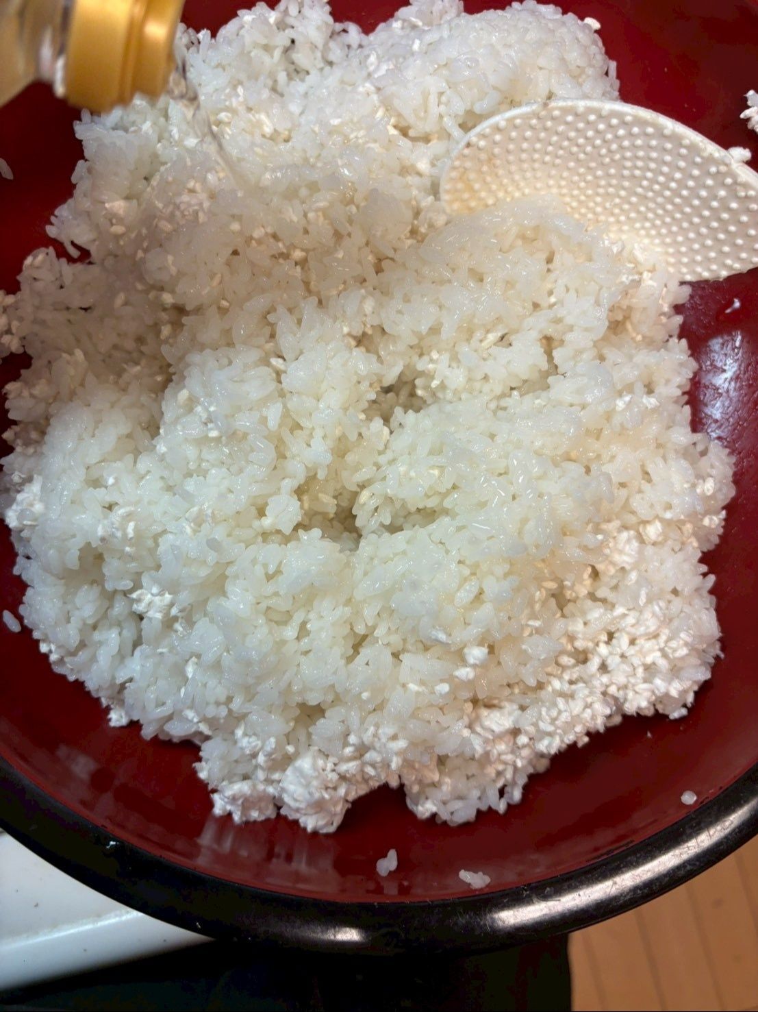 麹を混ぜながら調味酢も加えて酢飯の感じにします。