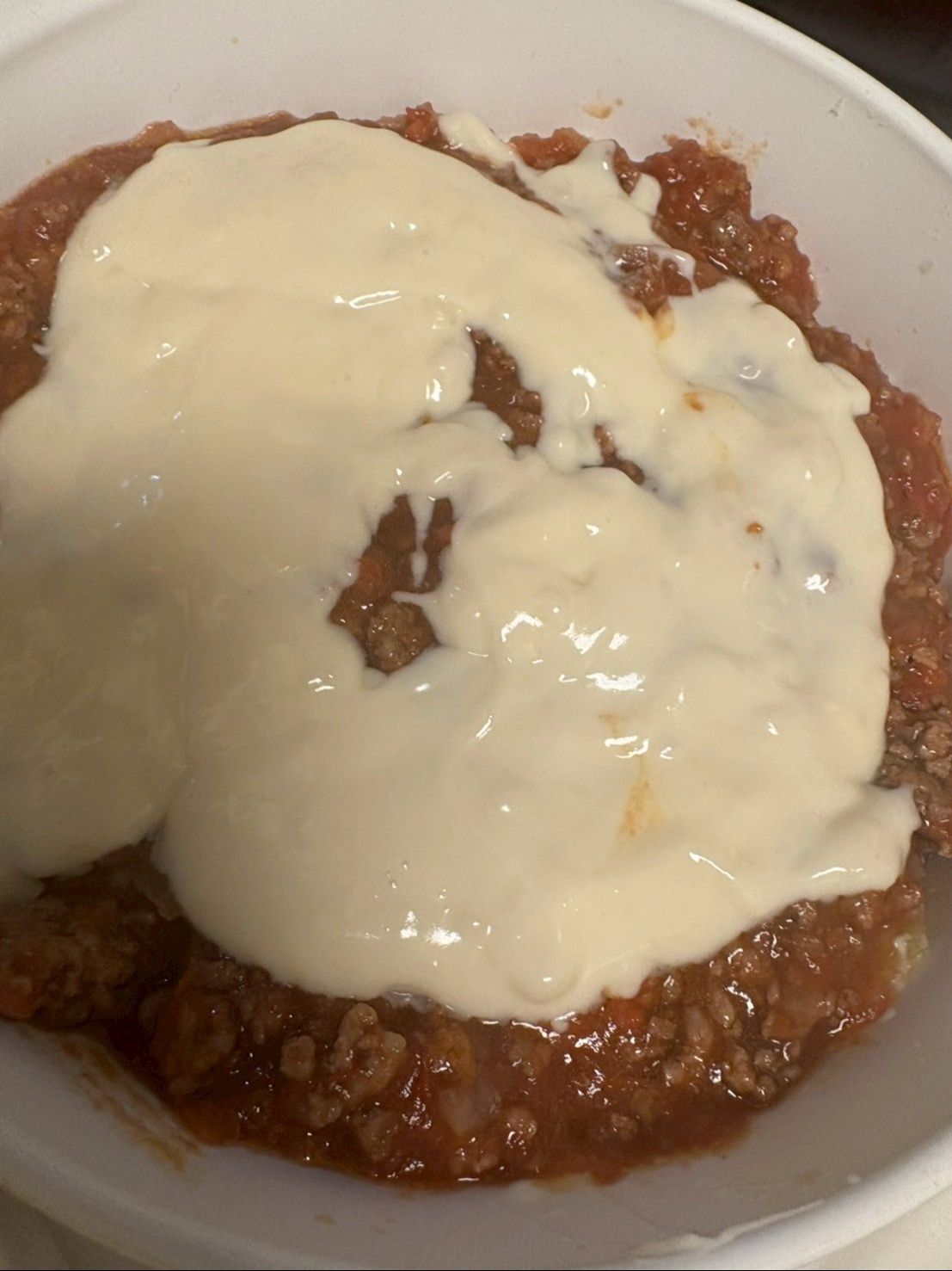 その上にホワイトソースを乗せて、またジャガイモを乗せます。