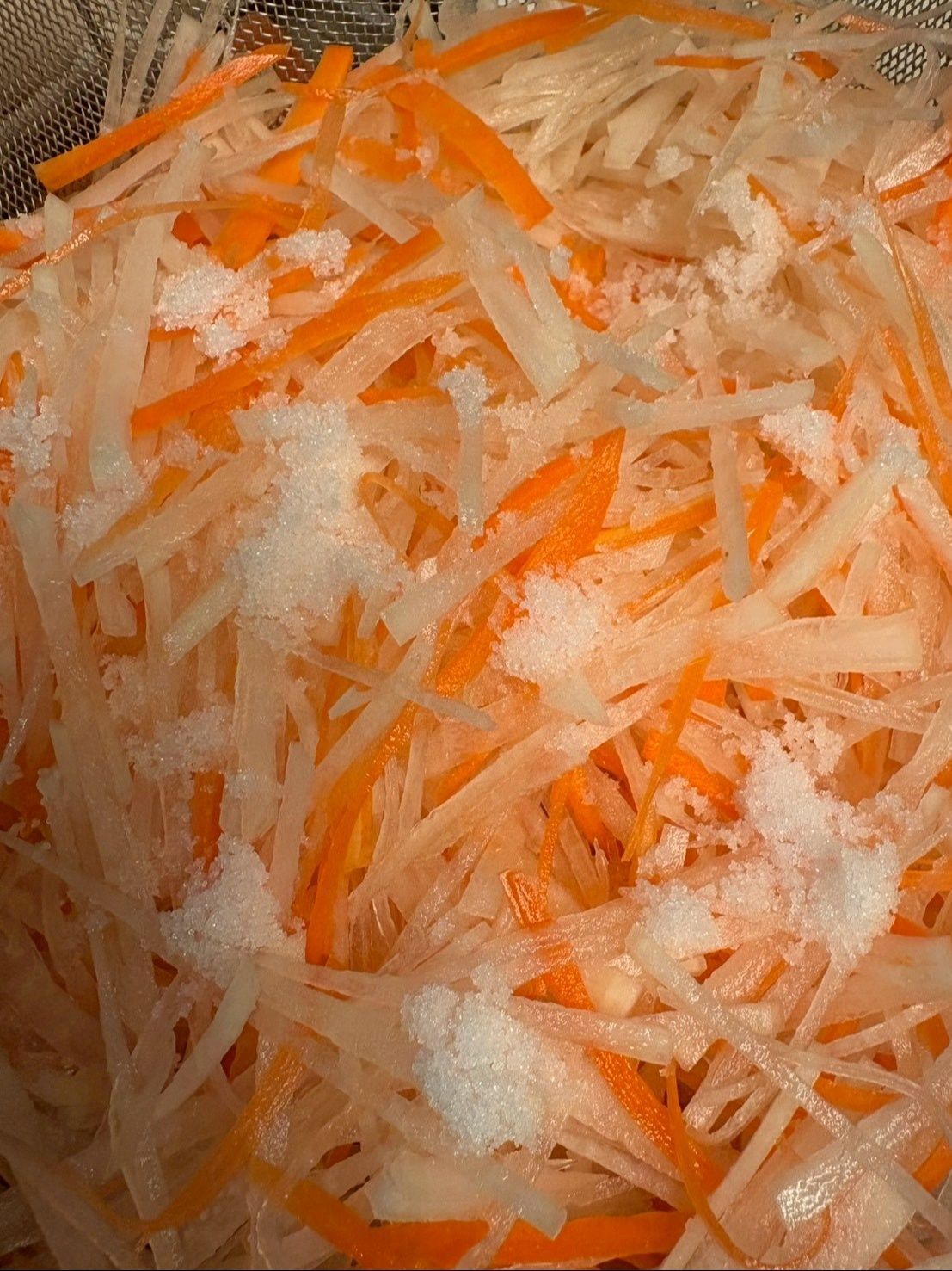 大根と人参の千切りは塩で揉んで水気を切っておきます。