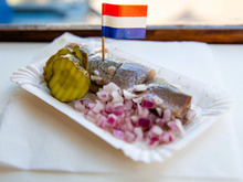 オランダの名物ローカルフード「ブローチェ・ハーリング」とは？旅人・低橋さんが食べ歩く世界の魚サンド【世界思い出旅ごはん おかわり】