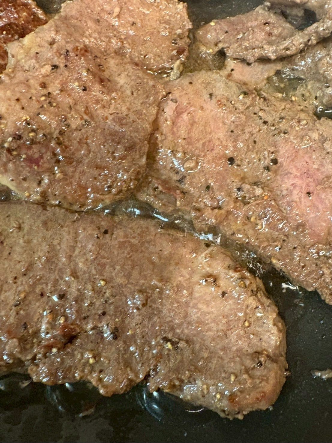 ステーキ肉も塩コショウで良く焼いてから薄切りにしました