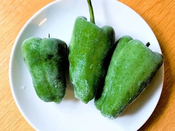 しなびる前に!ピーマンは『丸ごと冷凍』が正解でした→驚きの食べ方にも注目♪