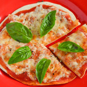 作業時間は3分以下！お店みたいな薄焼きピザを超簡単に作ろう