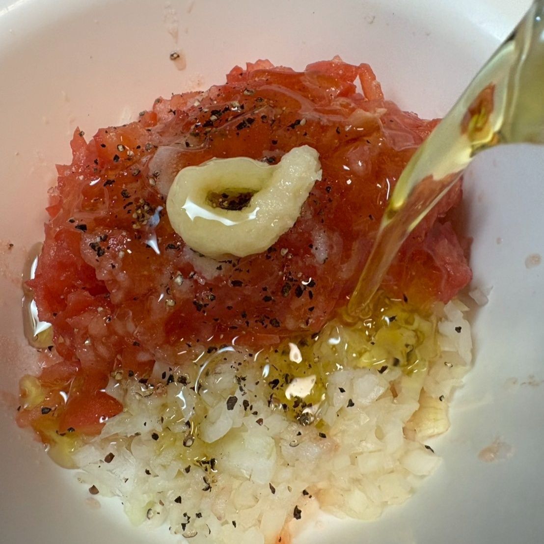 塩コショウをしっかりしてニンニクとオリーブオイルで味を付けます