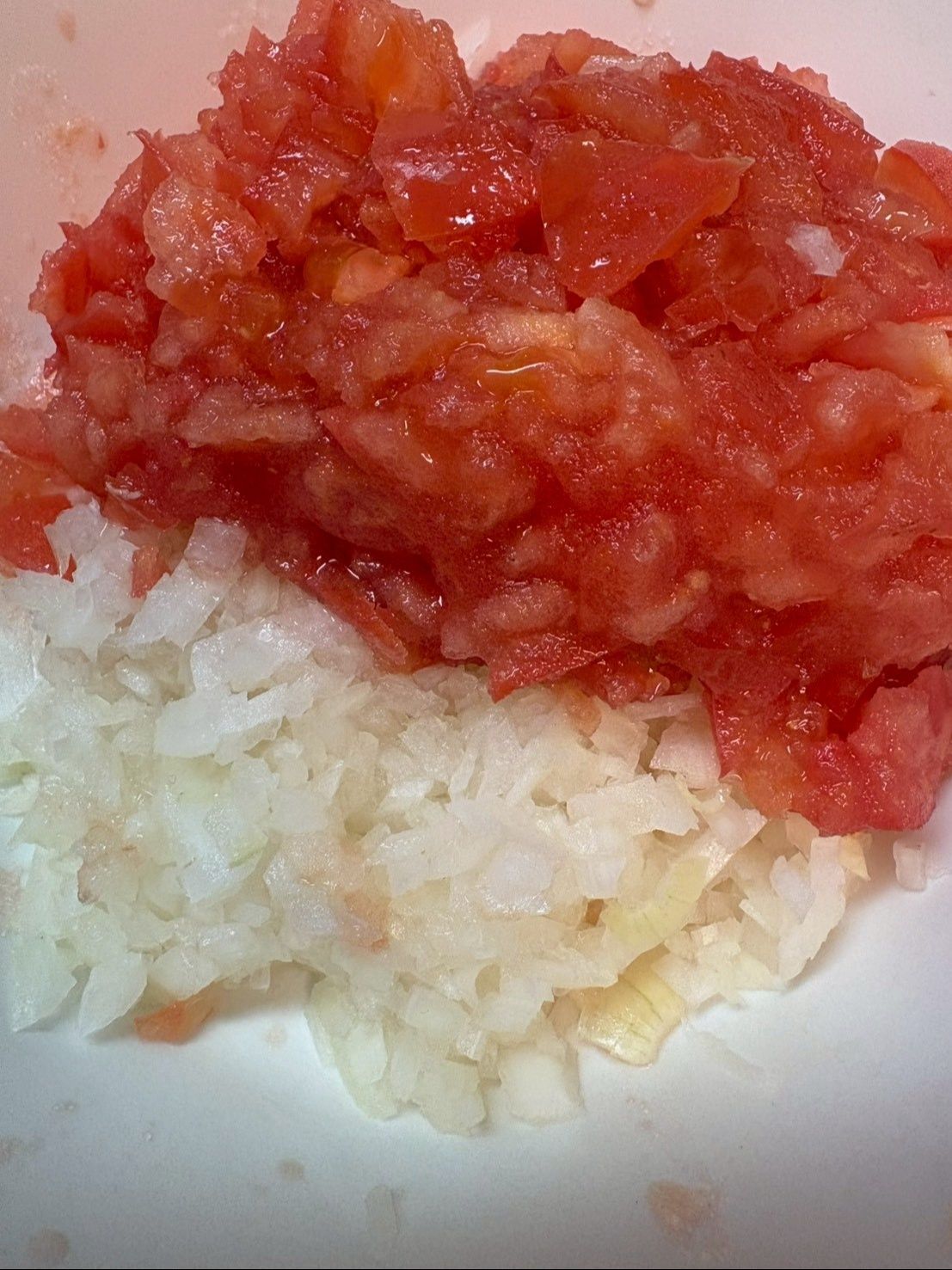 玉ねぎとトマトはみじん切りします