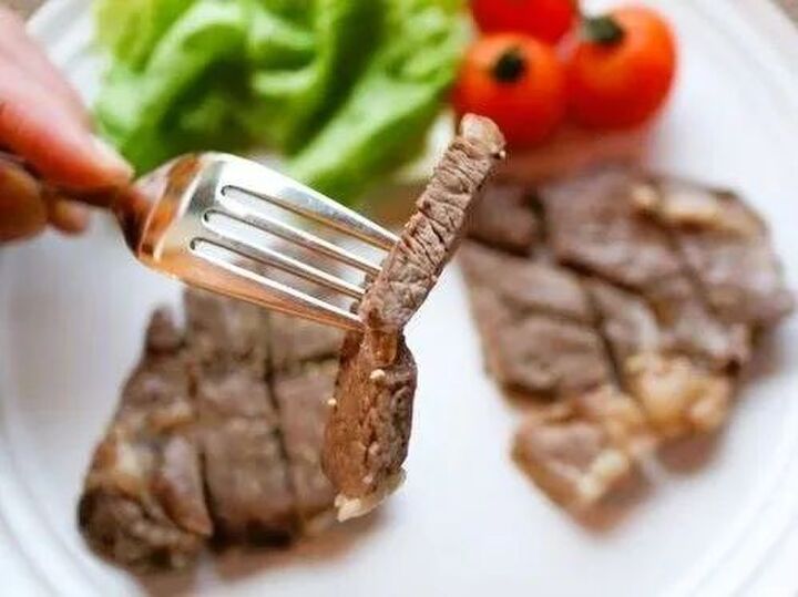 安いステーキ肉が別物に!?焼く前の“ひと手間”で、驚くほどやわらかジューシーに♪