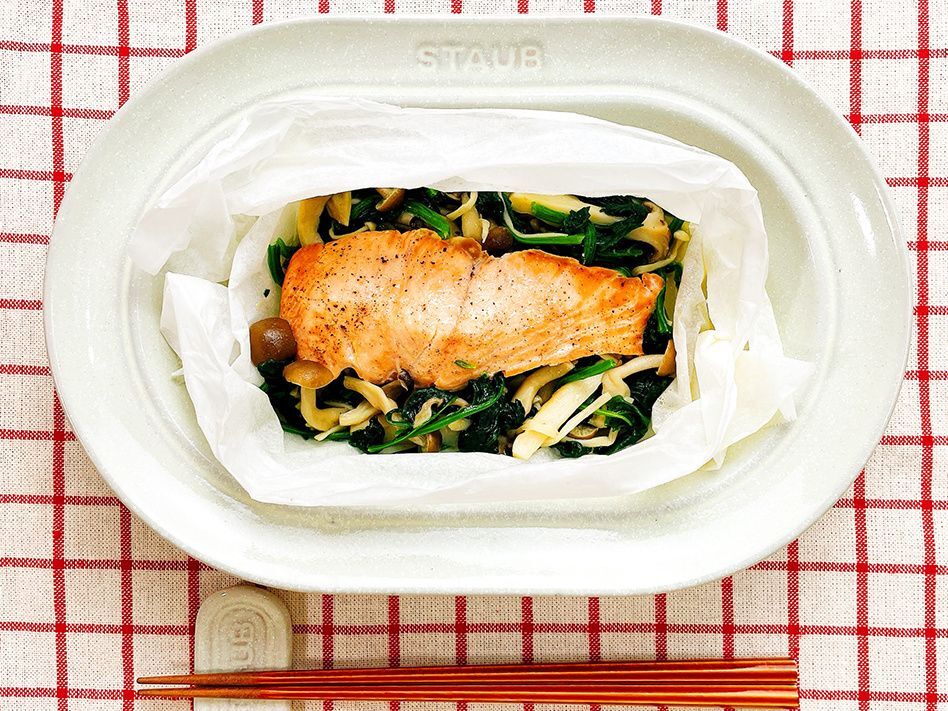 【鮭とほうれん草きのこの包み蒸し】便利な野菜だし使用！