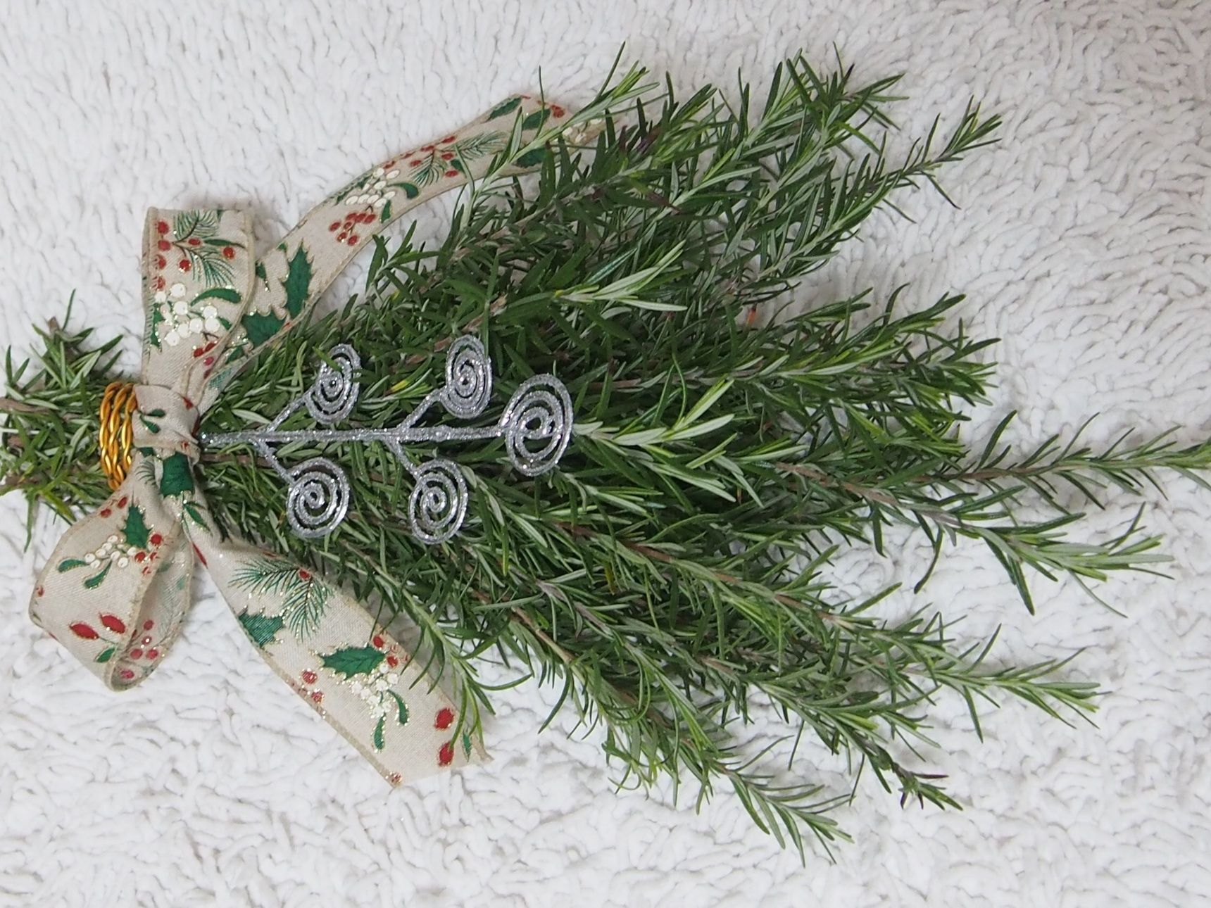 アクセントにアーティフィッシャルパーツを挿し込みます