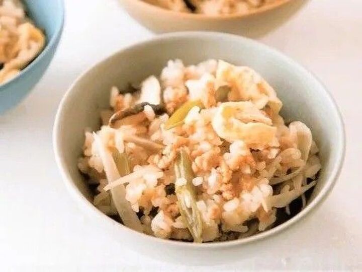 【やせる節約レシピ】大豆ミート五目ごはんの作り方。戻す手間なし、炊飯器で簡単に作れます!