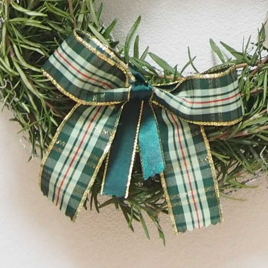 ちょうちょ結びのリボンを付けます