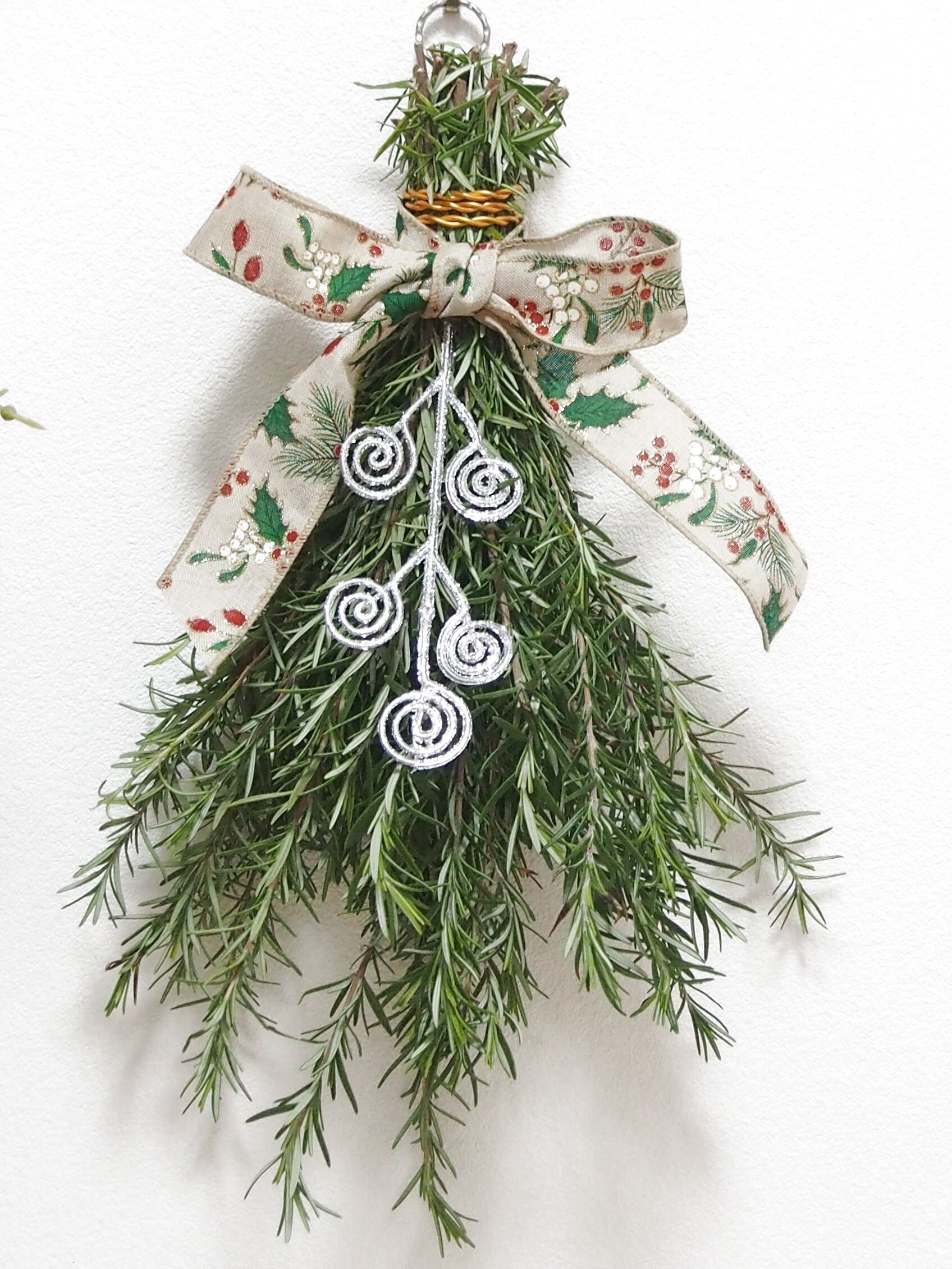 ササッと10分で完成！！ローズマリーのXmasスワッグです