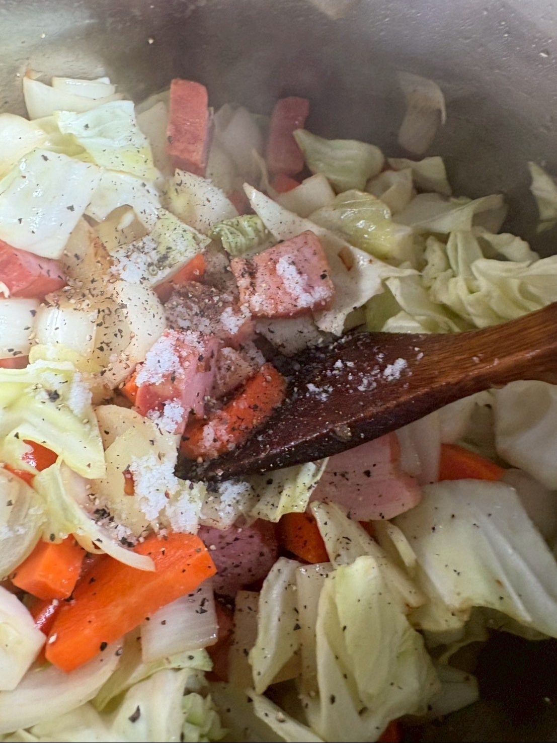 キャベツも投入したらしっかり塩とブラックペパーで炒めます。