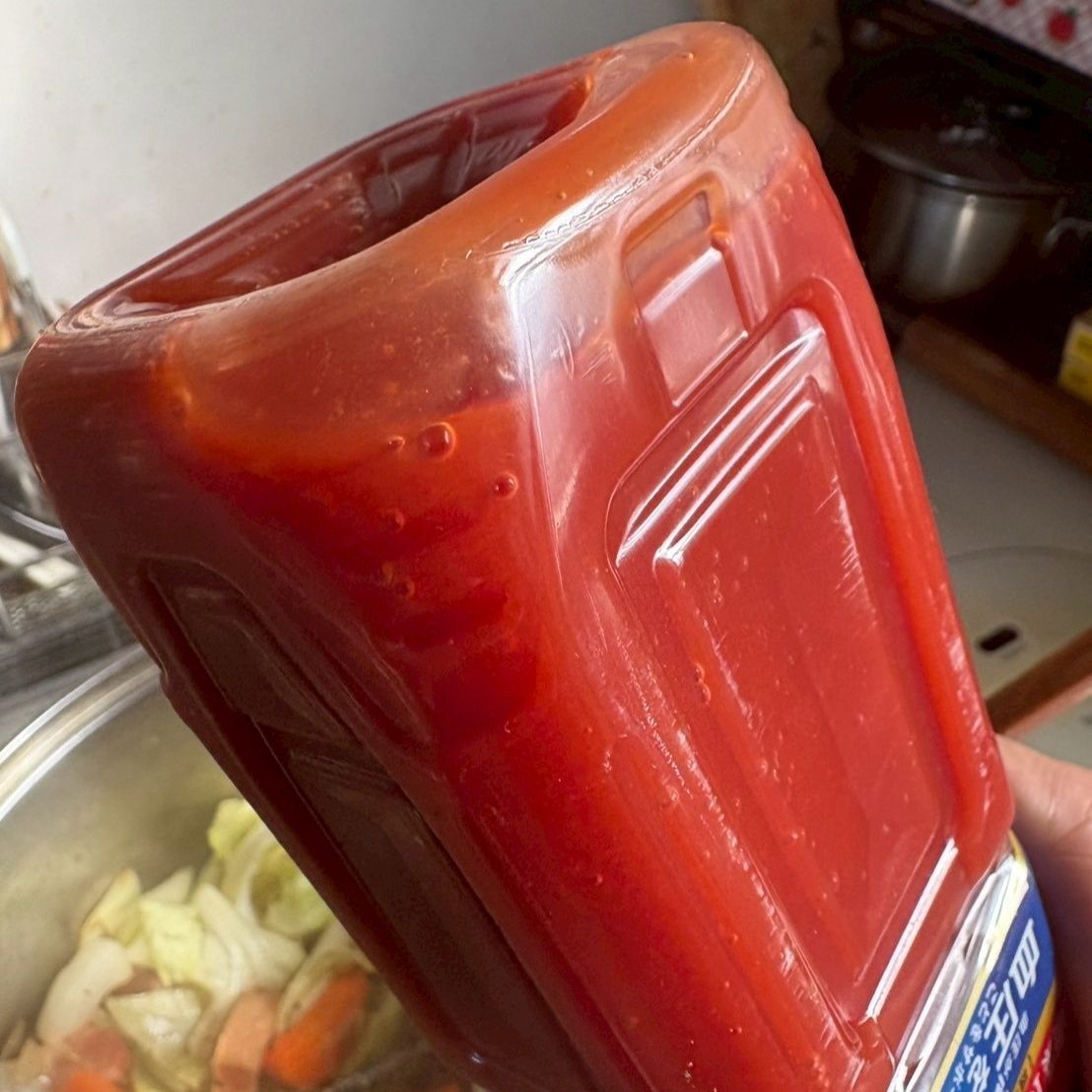 このジュース、底に沈殿しているので、逆さまに振ってから入れて下さいね！