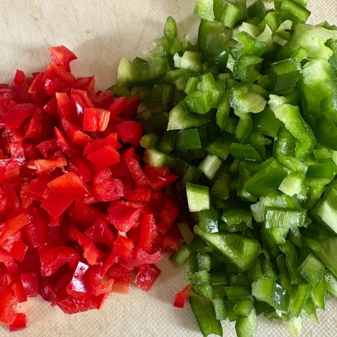 最後に入れるのが赤と緑のクリスマスカラーのピーマンです。