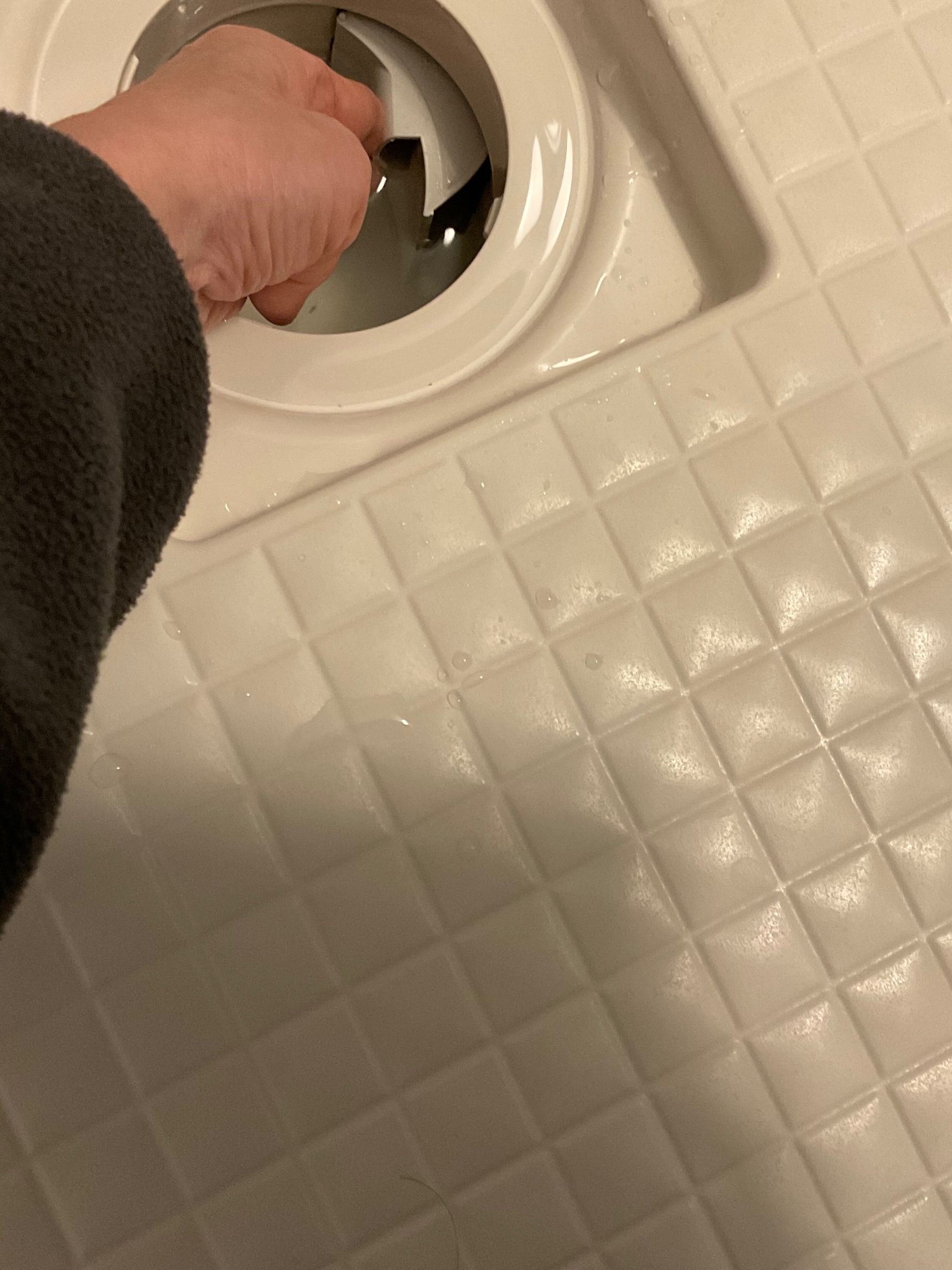 グッと押し込んで戻します