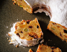 シフォン型で焼くと美味しい！「シュトーレン」の作り方。まん中の筒のおかげで火通りがよく、ふんわり軽い仕上がりになりますよ♪