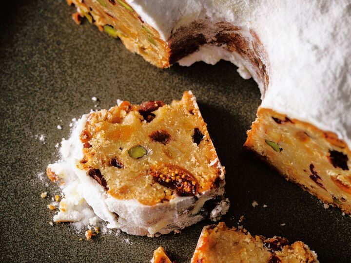 シフォン型で焼くと美味しい!「シュトーレン」の作り方。まん中の筒のおかげで火通りがよく、ふんわり軽い仕上がりになりますよ♪