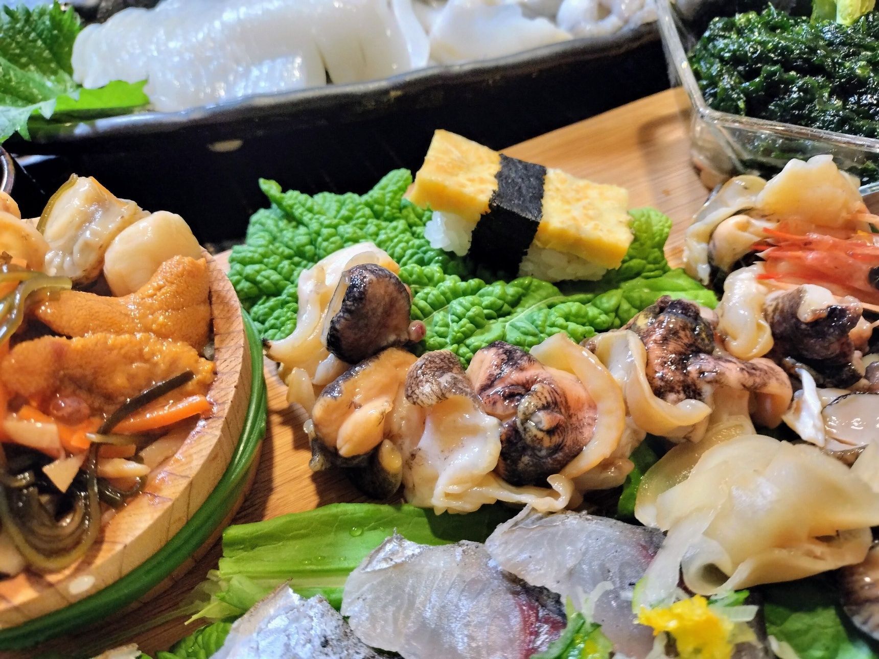 ■つぶ貝の刺身と（まるで玉子寿司のような）伊勢志摩レッドという品種のさつまいもの握り寿司■