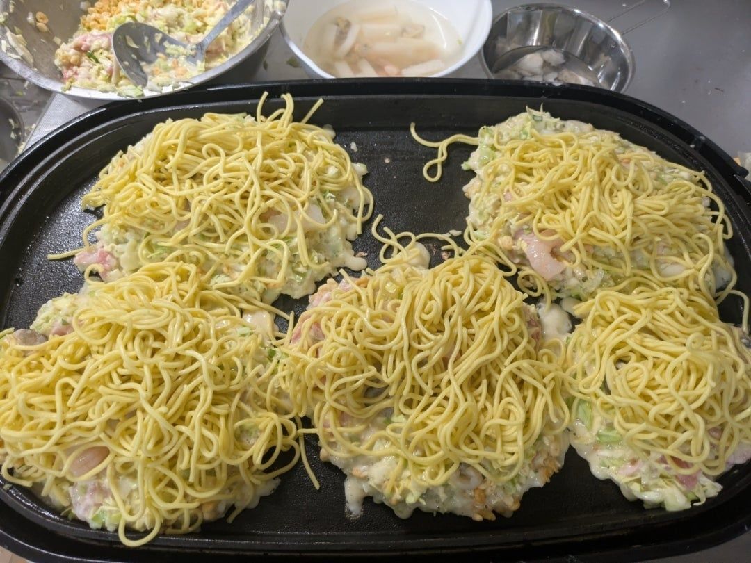 焼きそばをのせると、食べ応えあり！