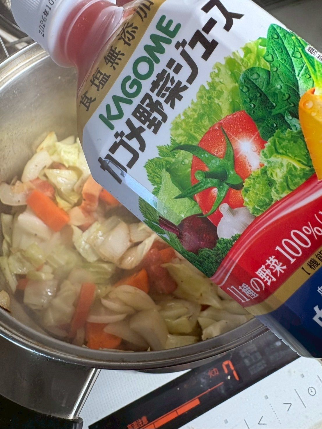 ここで11種の野菜100％野菜ジュースを2本投入！