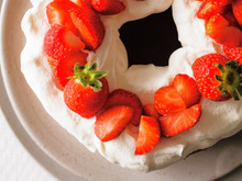 ホワイトチョコレートが隠し味。焼きっぱなしじゃない「ストロベリーシフォンケーキ」の作り方