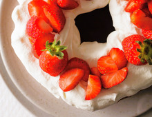 ホワイトチョコレートが隠し味。焼きっぱなしじゃない「ストロベリーシフォンケーキ」の作り方