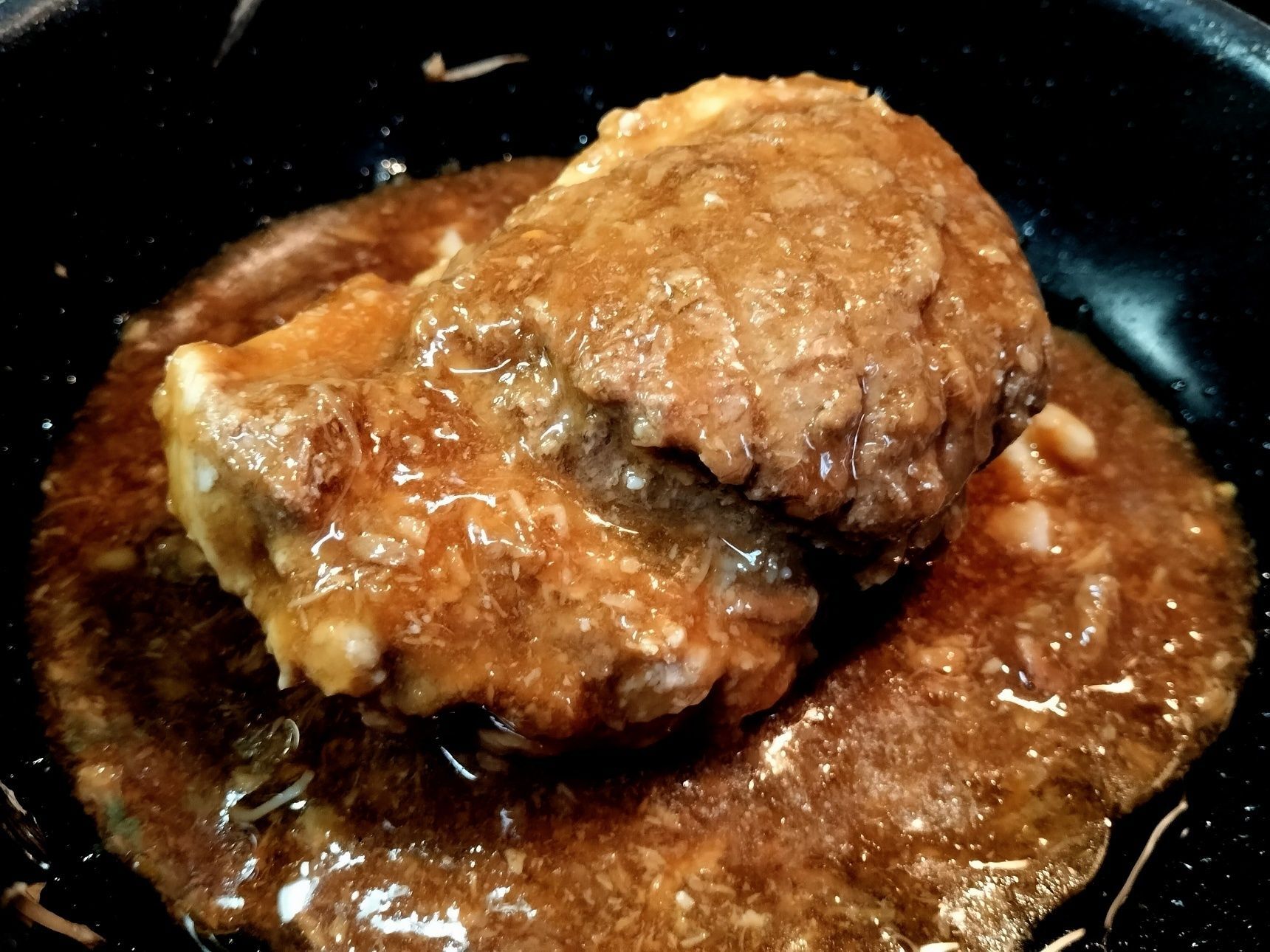 8.（翌日）フライパンに、手順7の豚肉と煮汁を入れる→蓋をして、弱火で5分程温める→豚肉だけ取り出し、別のフライパンにごま油を入れて、表面をこんがりと焼く→煮汁は煮詰める