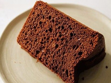 〈オイルなし〉ふわふわ「チョコレートシフォンケーキ」の作り方。濃厚なチョコレートの味と香りを楽しめますよ♪