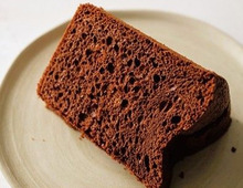 〈オイルなし〉ふわふわ「チョコレートシフォンケーキ」の作り方。濃厚なチョコレートの味と香りを楽しめますよ♪