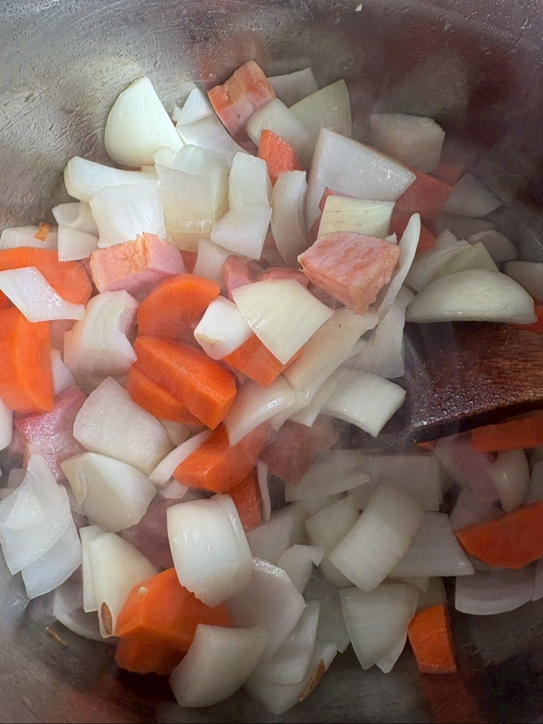 玉ねぎと人参投入！